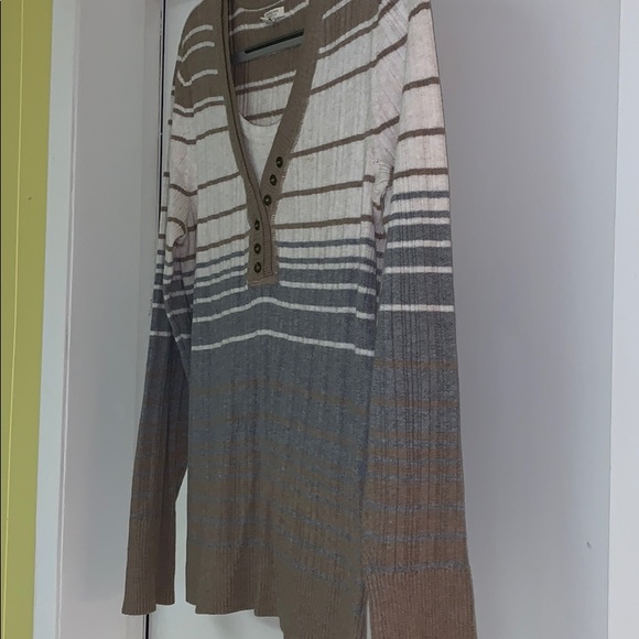 Nice lightweight sweater with look of shirt under - Picture 7 of 10